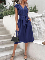 Midi Jurk met V-hals en Tailleband - Midi Dresses - Jurkjes.co