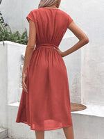 Midi Jurk met V-hals en Tailleband - Midi Dresses - Jurkjes.co