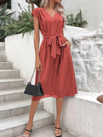 Midi Jurk met V-hals en Tailleband - Midi Dresses - Jurkjes.co