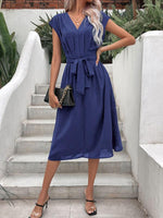 Midi Jurk met V-hals en Tailleband - Midi Dresses - Jurkjes.co