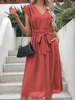 Midi Jurk met V-hals en Tailleband - Midi Dresses - Jurkjes.co