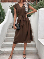 Midi Jurk met V-hals en Tailleband - Midi Dresses - Jurkjes.co