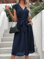 Midi Jurk met V-hals en Tailleband - Midi Dresses - Jurkjes.co