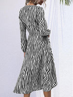 Midi Jurk met V-hals en Zebra Print - Group3 - Jurkjes.co