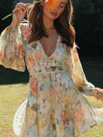 Mini Jurk met V-hals en Bloemenprint - Group10 - Jurkjes.co