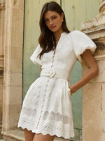 Mini Jurk met V-hals en Eyelet Kant - Group10 - Jurkjes.co