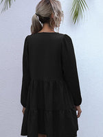 Mini Jurk met V-hals en Gelaagde Rok - Mini Dresses - Jurkjes.co