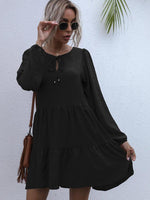 Mini Jurk met V-hals en Gelaagde Rok - Mini Dresses - Jurkjes.co