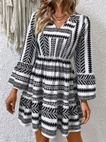 Mini Jurk met V-hals en Geometrisch Design - Group10 - Jurkjes.co