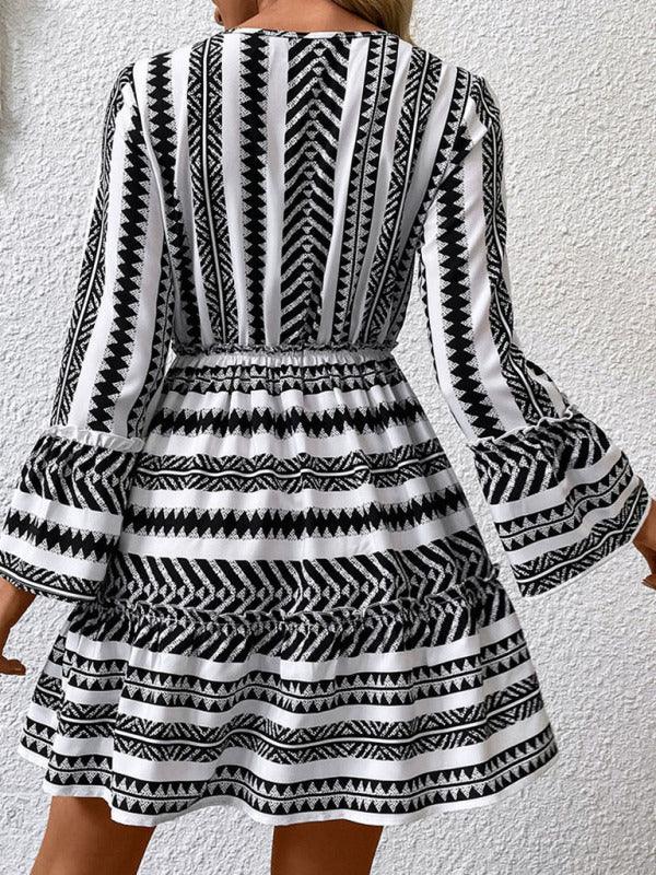 Mini Jurk met V-hals en Geometrisch Design - Group10 - Jurkjes.co