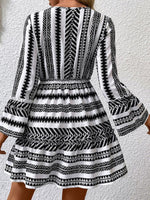 Mini Jurk met V-hals en Geometrisch Design - Group10 - Jurkjes.co