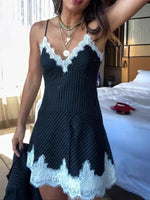 Mini Jurk met V-hals en Kantdetails - Mini Dresses - Jurkjes.co