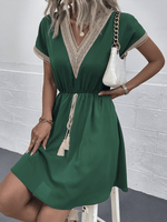 Mini Jurk met V-hals en Kantdetails - Mini Dresses - Jurkjes.co