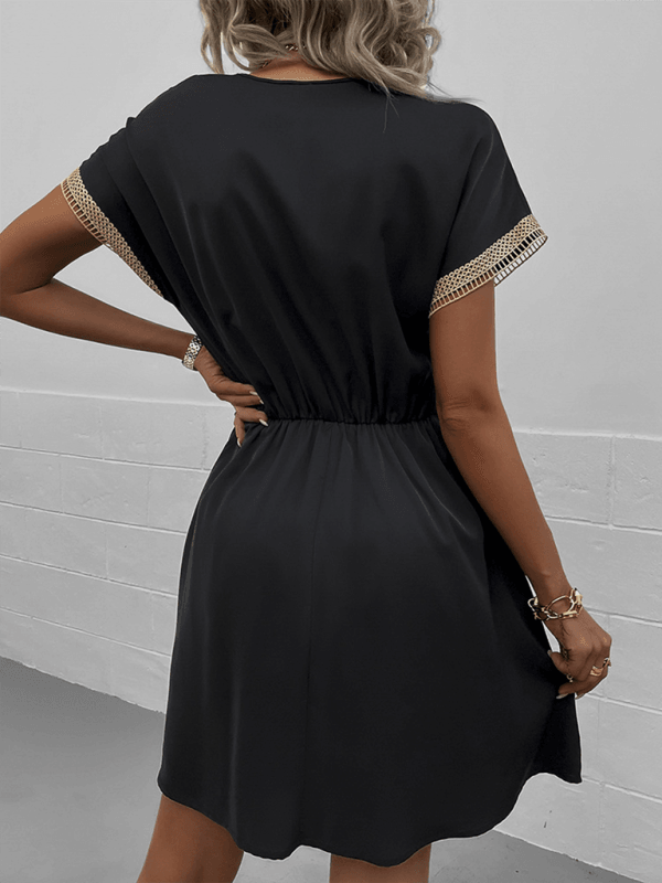 Mini Jurk met V-hals en Kantdetails - Mini Dresses - Jurkjes.co