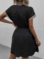 Mini Jurk met V-hals en Kantdetails - Mini Dresses - Jurkjes.co