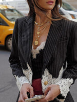 Mini Jurk met V-hals en Kantdetails - Mini Dresses - Jurkjes.co