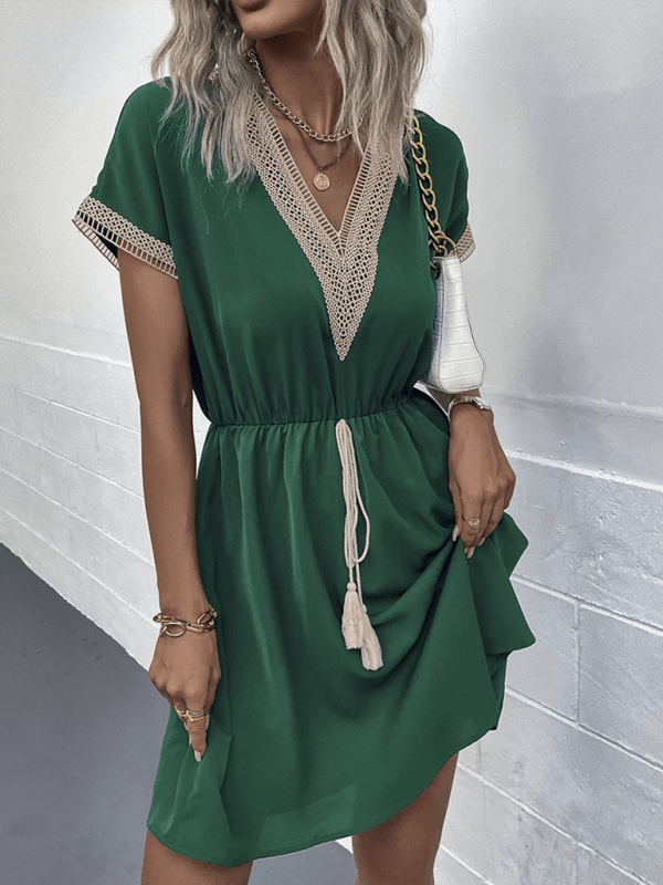 Mini Jurk met V-hals en Kantdetails - Mini Dresses - Jurkjes.co