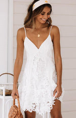 Mini Jurk met V-hals en Kanten Details - Mini Dresses - Jurkjes.co