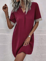 Mini Jurk met V-hals en Kanten Mouwen - Group12 - Jurkjes.co