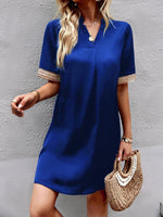 Mini Jurk met V-hals en Kanten Mouwen - Group12 - Jurkjes.co