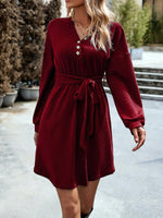 Mini Jurk met V-hals en Knoopsluiting - Group2 - Jurkjes.co