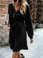 Mini Jurk met V-hals en Knoopsluiting - Group2 - Jurkjes.co