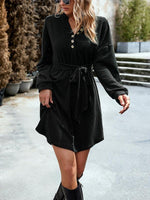 Mini Jurk met V-hals en Knoopsluiting - Group2 - Jurkjes.co