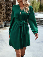 Mini Jurk met V-hals en Knoopsluiting - Group2 - Jurkjes.co