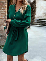 Mini Jurk met V-hals en Knoopsluiting - Group2 - Jurkjes.co