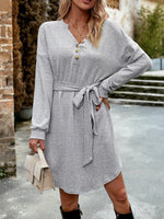 Mini Jurk met V-hals en Knoopsluiting - Group2 - Jurkjes.co