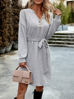 Mini Jurk met V-hals en Knoopsluiting - Group2 - Jurkjes.co