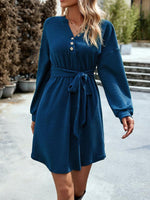 Mini Jurk met V-hals en Knoopsluiting - Group2 - Jurkjes.co