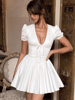 Mini Jurk met V-hals en Plooirok - Group13 - Jurkjes.co