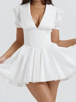 Mini Jurk met V-hals en Plooirok - Group14 - Jurkjes.co