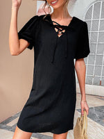 Mini Jurk met V-hals en Pofmouwen - Group3 - Jurkjes.co