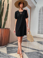 Mini Jurk met V-hals en Pofmouwen - Group3 - Jurkjes.co