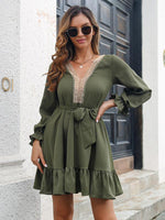 Mini Jurk met V-hals en Rimpelzoom - Mini Dresses - Jurkjes.co