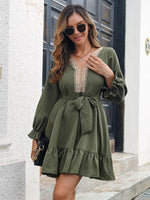 Mini Jurk met V-hals en Rimpelzoom - Mini Dresses - Jurkjes.co