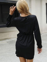 Mini Jurk met V-hals en Strikceintuur - Group11 - Jurkjes.co